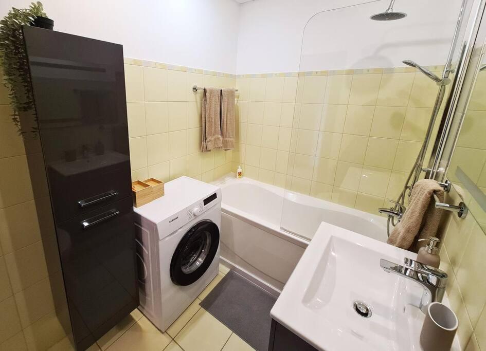 Stylish Apartment With Parking & Spacious Balcony Riga Exterior foto